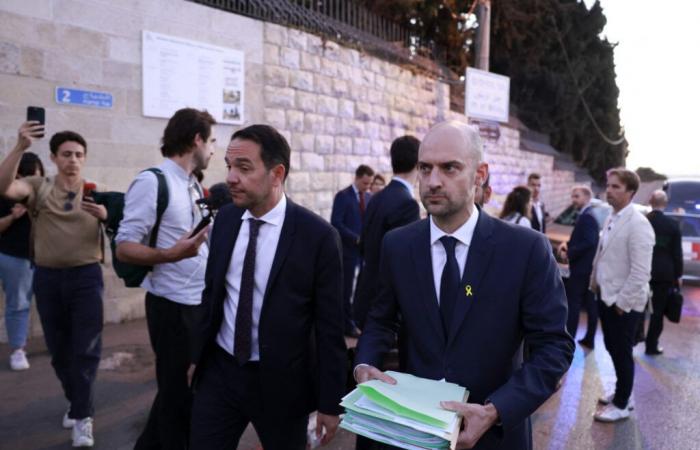 La policía detiene brevemente a guardias franceses en el lugar sagrado de Jerusalén, lo que provoca una disputa diplomática