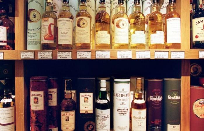 Cuatro personas detenidas tras robar whisky en un supermercado