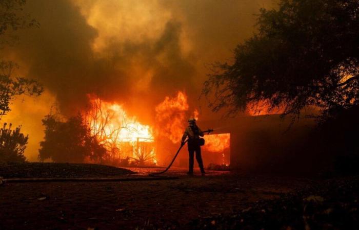 ‘Sólo estamos tratando de ponernos a salvo’: miles de personas amenazadas por un incendio cerca de Los Ángeles