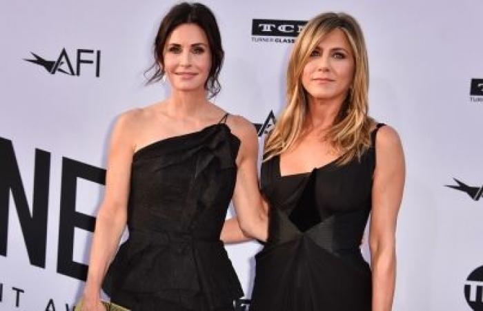 Courteney Cox dice que Jennifer Aniston tomó prendas del guardarropa de ‘Friends’