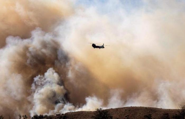 Los bomberos ganan terreno en medio de un destructivo incendio cerca de Los Ángeles (vídeos)