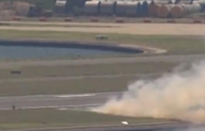 Un avión de Qantas se vio obligado a realizar un aterrizaje de emergencia después de una falla en el motor, el avión giró en el aire (video)