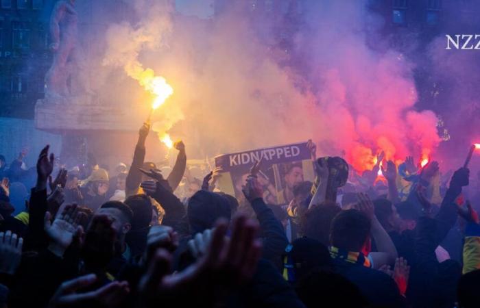 Hinchas israelíes evacuados después de un partido de fútbol