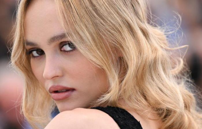 Lily-Rose Depp se atreve con el combo bailarinas-calcetines en las calles de Los Ángeles