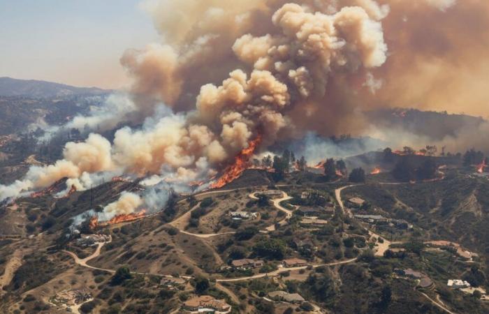 El progreso de los bomberos contra el devastador incendio cerca de Los Ángeles