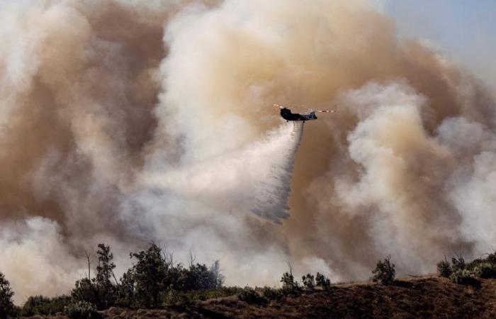 Los bomberos ganan terreno ante un gran incendio cerca de Los Ángeles