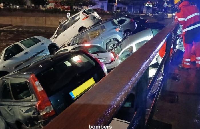 VÍDEOS. Un río corre por la calle, una treintena de coches son llevados al puerto… Impactantes imágenes de las tormentas en Cadaqués