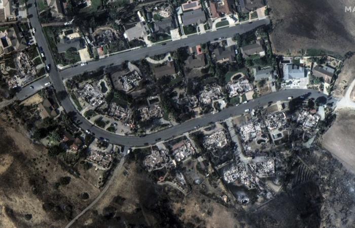 Los bomberos ganan terreno ante un gran incendio cerca de Los Ángeles