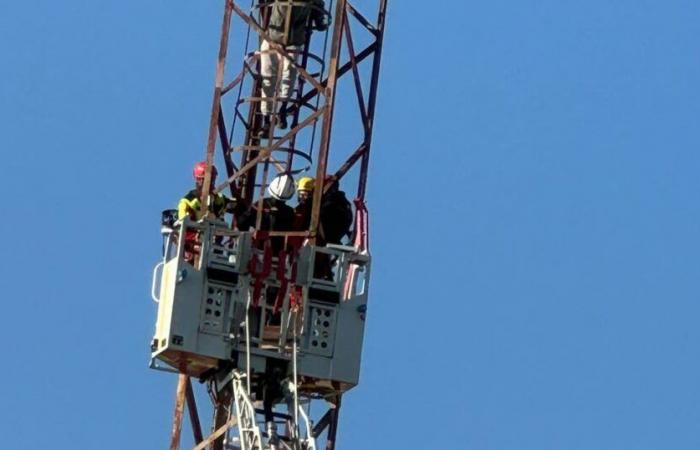 colgado de un pilón para protestar por su situación social