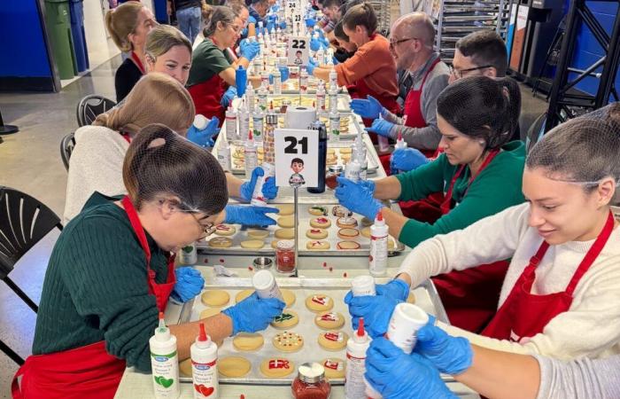 Elaboran 65.000 galletas navideñas en el Bell Center