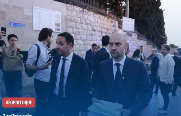 Dos gendarmes puestos en el suelo en un lugar administrado por Francia