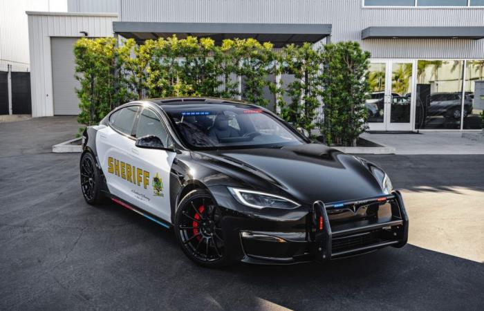 El potente Tesla Model S Plaid se convierte en un coche de policía eléctrico