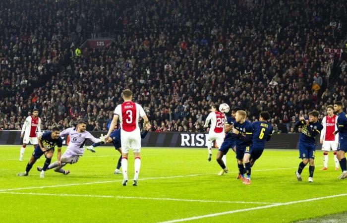 En Ámsterdam, estalla la violencia al margen del partido entre Ajax y Maccabi Tel-Aviv, Benjamin Netanyahu envía dos aviones de rescate