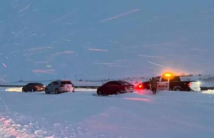 Una gran tormenta de nieve deja varados unos 100 coches en el oeste del país