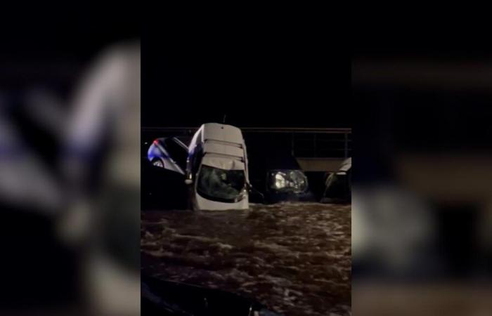 Una lluvia torrencial inunda Cadaqués y arrastra hasta 32 coches por la riera