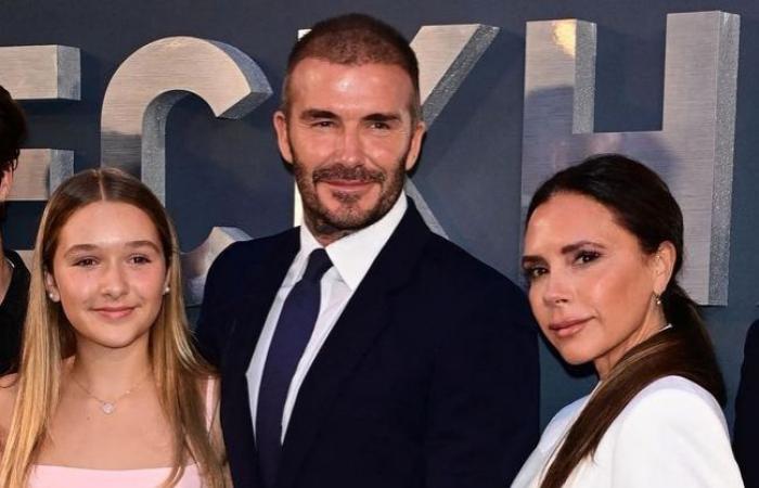 Victoria Beckham gana el título de ‘mujer del año’ de manos de su hija Harper