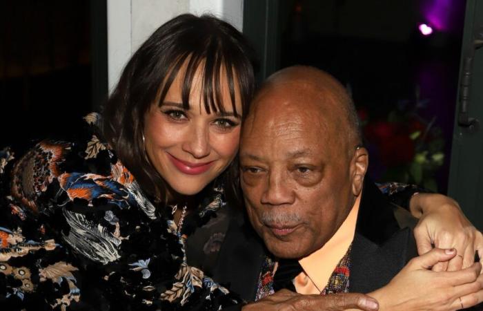 Rashida Jones honra a su padre Quincy Jones con un sentido homenaje: ‘Él era amor’