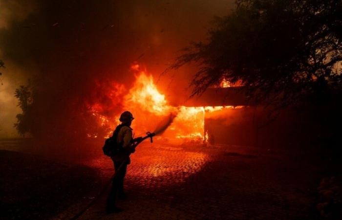 Más de cien viviendas destruidas por un enorme incendio cerca de Los Ángeles