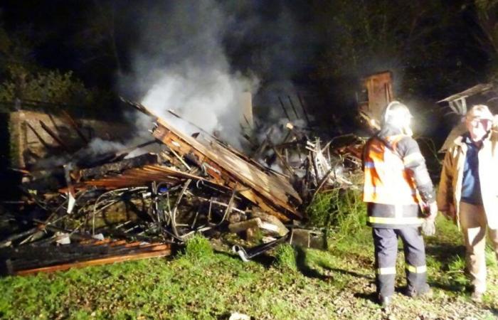 La casa quemada fue demolida para evitar que se reanudara el incendio, en Grandcourt