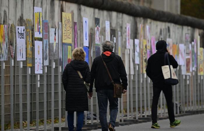 A 35 años de la caída del Muro de Berlín, estos alemanes cuentan sus recuerdos gracias a una bicicleta de carga