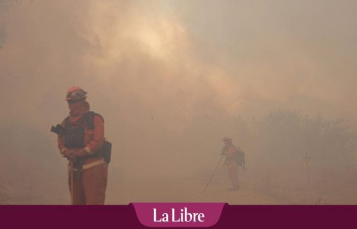 Violento incendio cerca de Los Ángeles, miles de personas evacuadas