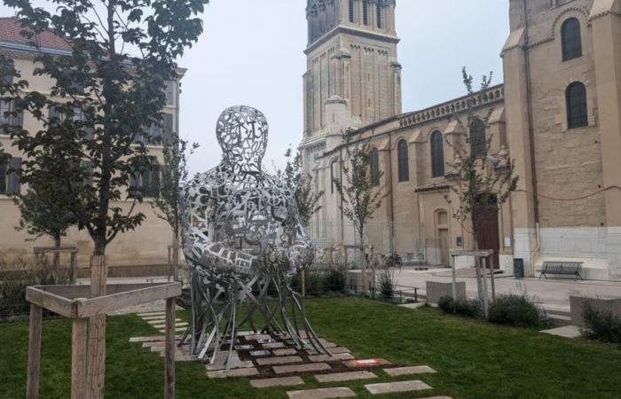 El artista Jaume Plensa instala una estatua monumental en el corazón de Valencia