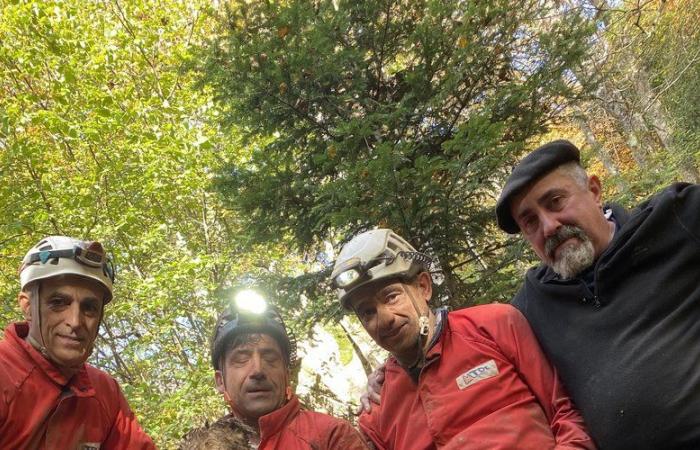 Lutin, el perrito que cayó en una cavidad, salvado por espeleólogos del Alto Garona.