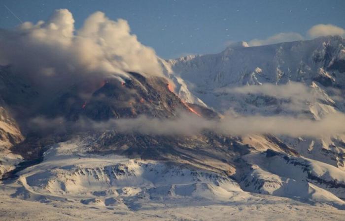 Shiveluch, uno de los volcanes más activos de Rusia, ha entrado en erupción