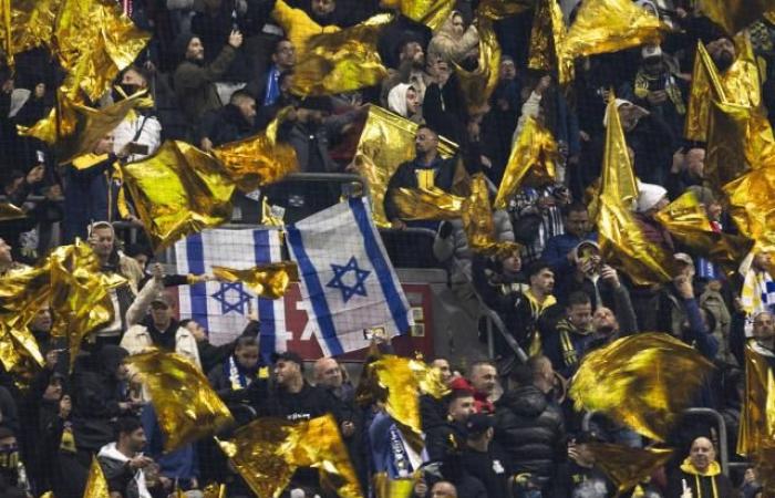 Los aficionados del Maccabi Tel Aviv fueron atacados durante violentos enfrentamientos al margen del partido contra el Ajax de Ámsterdam.