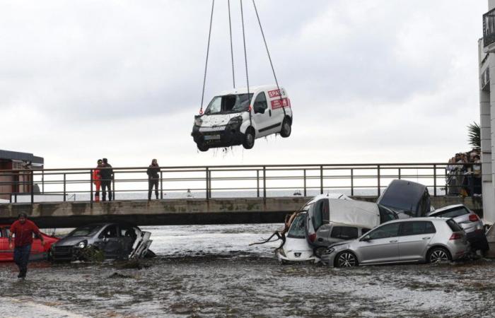 Cadaqués afectada por impresionantes lluvias, coches arrasados