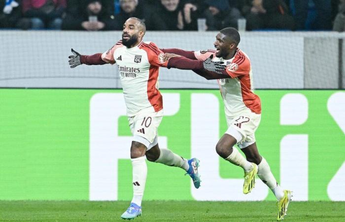 OL: Lacazette lee todas las críticas y las responde