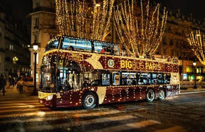 Luces navideñas en un autobús panorámico – Big Bus Champs Elysées – PARIS, 75008