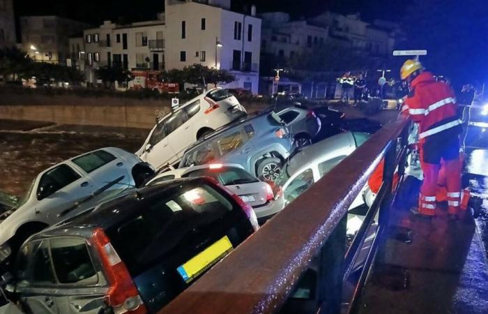 En España, los coches fueron arrastrados y enterrados bajo un puente tras las fuertes lluvias