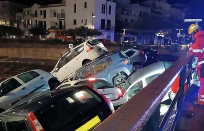 Inundaciones en España: en Cadaquès, las lluvias torrenciales transforman el arroyo en torrente, arrasando una treintena de vehículos