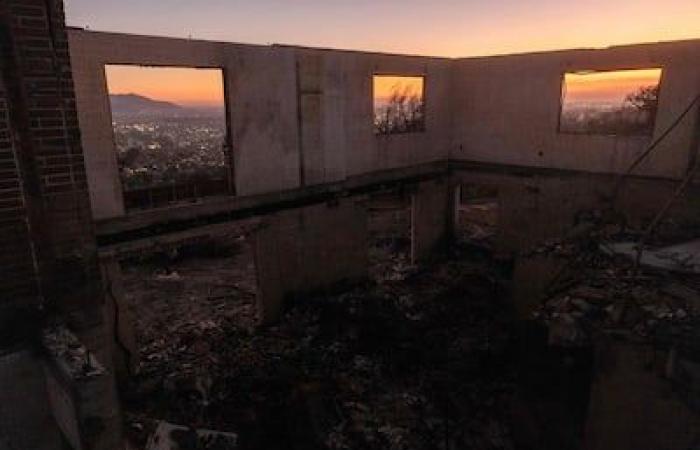 [EN IMAGES] Más de cien viviendas destruidas por un enorme incendio cerca de Los Ángeles