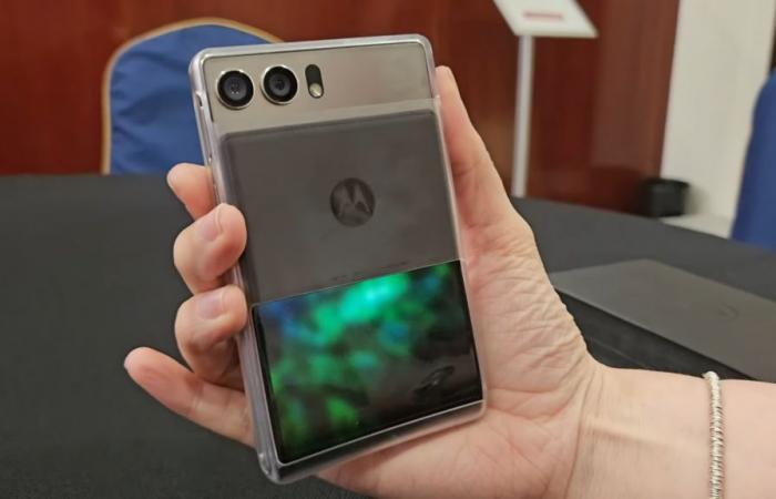 Motorola presenta una patente para una pantalla de teléfono inteligente enrollable con dos sensores de huellas dactilares