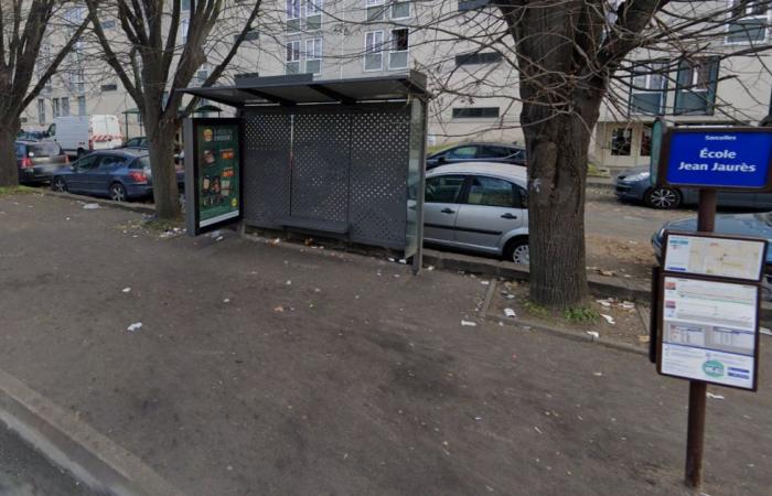 Tres jóvenes heridos con cuchillo durante una pelea en una parada de autobús