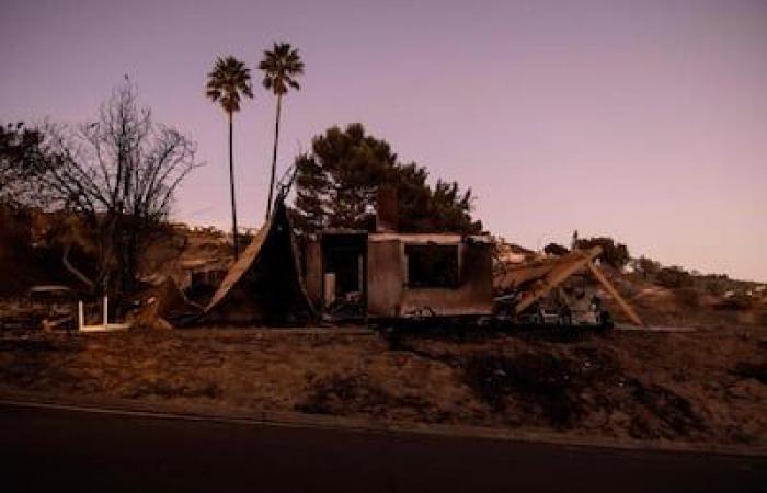 [EN IMAGES] Decenas de casas destruidas por un incendio masivo cerca de Los Ángeles