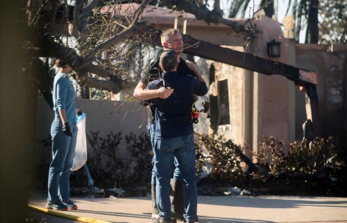 Los bomberos ganan terreno ante un gran incendio cerca de Los Ángeles