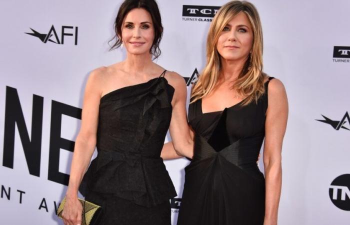 Courteney Cox dice que Jennifer Aniston tomó prendas del guardarropa de ‘Friends’