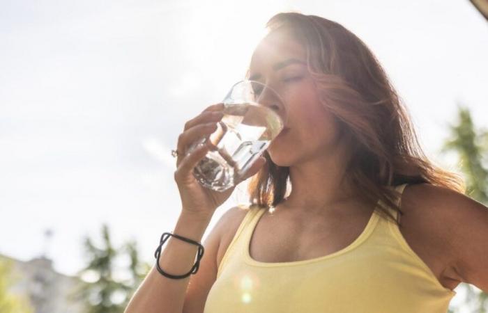 Esta mujer bebió 2,5 litros de agua al día durante 1 semana y aquí están los sorprendentes efectos que notó