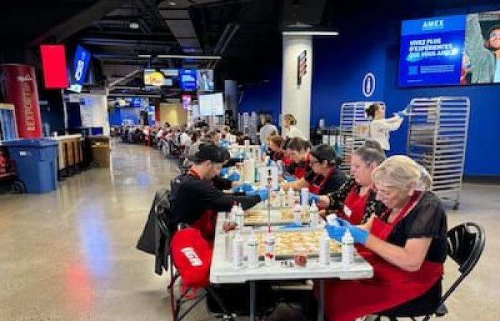 Elaboran 65.000 galletas navideñas en el Bell Center