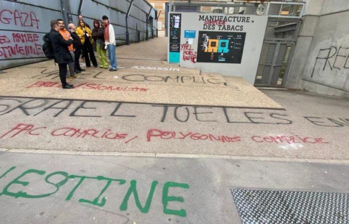 etiquetas en Lyon 3 contra la llegada del presidente de la Asamblea Nacional