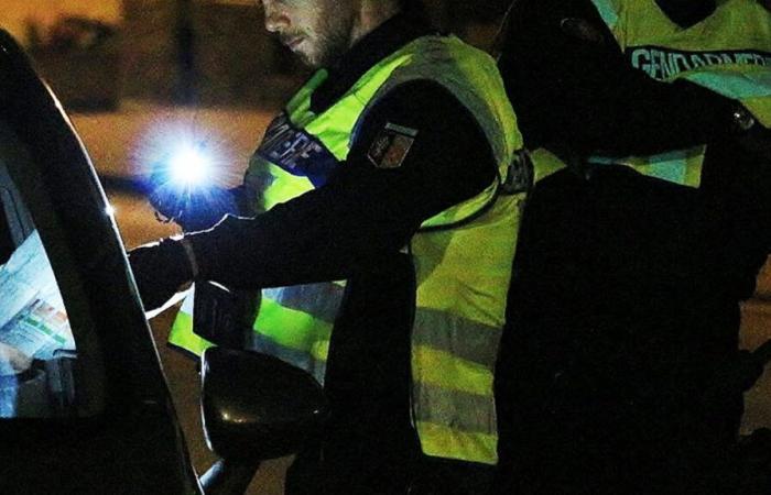 Borracho como siempre, intenta soplar en el alcoholímetro… y ataca al coche de policía