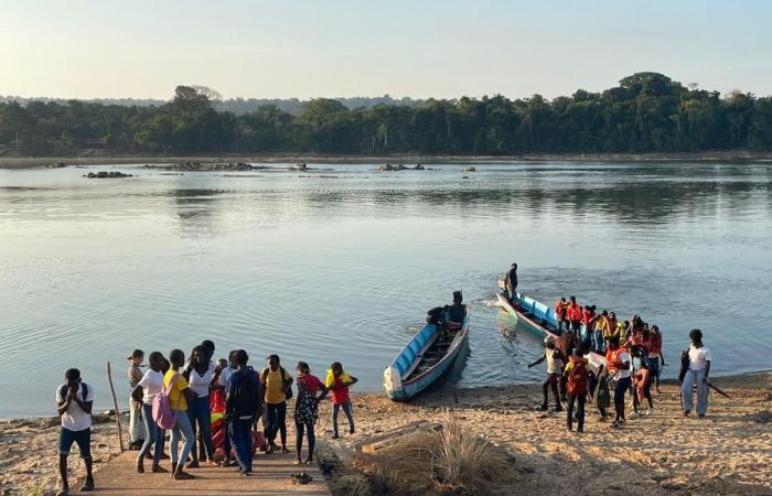 Los estudiantes de la escuela secundaria de Papaïchton enfrentan las dificultades de calor y transporte.