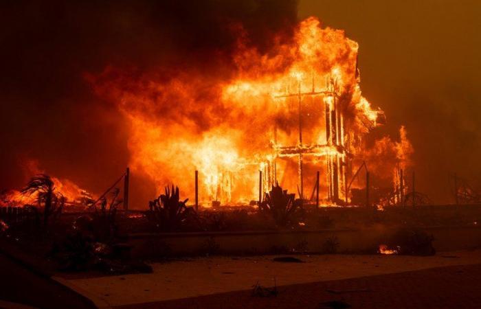 Gran incendio cerca de Los Ángeles: más de cien casas destruidas, miles de personas evacuadas