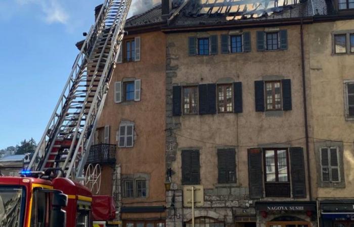 Las secuelas del fatal incendio en el casco antiguo.