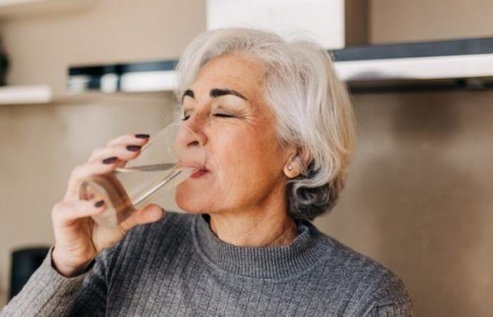 Esta mujer bebió 2,5 litros de agua al día durante 1 semana y aquí están los sorprendentes efectos que notó