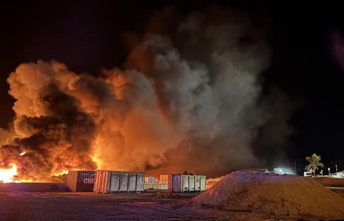 Video. Un impresionante incendio destruyó 3.000 m² de residuos sin clasificar en el Ecopôle Colibri, provocando riesgos de emisión de humos tóxicos.