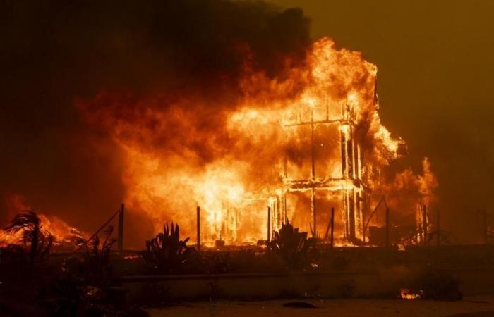 Un gran incendio destruye decenas de hogares en California – rts.ch